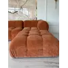 Stylizacja z kwiatami przy designerskim narożniku modułowym boucle NICEA w eleganckim wnętrzu. Primavera Home.