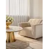 Fotel LONDON Beżowy wyeksponowany w showroomie. Ekspozycja w salonie od Primavera Home.