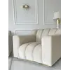 Fotel LONDON Beżowy w ujęciu z przodu. Ekspozycja w salonie od Primavera Home.