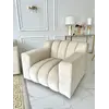 Fotel LONDON Beżowy w zbliżeniu na złotą stal galwanizowaną. Detal wykończenia od Primavera Home.