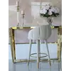 Zbliżenie na nogi hokera Glamour DIANA Beżowy Złoty. Detal wykończenia wysokiej jakości od Primavera Home.