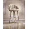 Hoker Glamour DIANA Beżowy Złoty w ekspozycji na tle minimalistycznego wnętrza. Meble na zamówienie od Primavera Home.