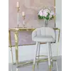 Zbliżenie na materiał welwetowy hokera Glamour DIANA Beżowy Złoty. Przykład aranżacji nowoczesnego wnętrza od Primavera Home.