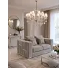 Z boku widać elegancki żyrandol, idealny do aranżacji nowoczesnego wnętrza. Lampy od Primavera Home.