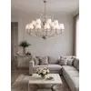 Zbliżenie na kryształowe elementy żyrandola, podkreślające jego wyjątkowość i elegancję. Produkty od Primavera Home.