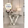Konsola lustrzana galmour srebrna nowoczesna LV w aranżacji nowoczesnego wnętrza, doskonale dopełniająca elegancki salon. Ekspozycja w salonie od Primavera Home.