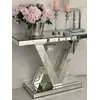 Perspektywa z daleka ukazująca Konsolę lustrzaną glamour srebrną nowoczesną LV w eleganckim otoczeniu. Aranżacja nowoczesnego wnętrza od Primavera Home.