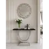 Konsola w stylu nowoczesnym glamour z białym marmurowym blatem srebrna ART DECO w aranżacji salonu. Ekskluzywna ekspozycja od Primavera Home.