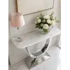 Zbliżenie na detal wykończenia konsoli w stylu nowoczesnym glamour z białym marmurowym blatem srebrna ART DECO. Ekskluzywne meble od Primavera Home.