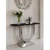 Konsola w stylu nowoczesnym glamour z białym marmurowym blatem srebrna ART DECO przedstawiona w perspektywie. Detal wykończenia w modernistycznym wnętrzu od Primavera Home.