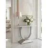 Konsola w stylu nowoczesnym glamour z białym marmurowym blatem srebrna ART DECO w ujęciu bocznym, podkreślająca elegancki design. Meble na zamówienie od Primavera Home.