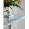 Zbliżenie na krawędzie konsoli w stylu nowoczesnym glamour z białym marmurowym blatem srebrna ART DECO, podkreślające jej elegancję. Meble na zamówienie od Primavera Home.