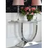Konsola w stylu nowoczesnym glamour z białym marmurowym blatem srebrna ART DECO wyeksponowana w eleganckim showroomie. Oświetlenie na zamówienie od Primavera Home.