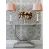 Konsola w stylu nowoczesnym glamour z białym marmurowym blatem srebrna ART DECO w ujęciu z przodu. Oświetlenie na zamówienie od Primavera Home.