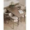 Designerskie Krzesło Drewniane Olivia – Nowoczesne w ekspozycji w otoczeniu roślin. Meble na zamówienie od Primavera Home.