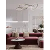 Aranżacja nowoczesnego wnętrza z lampą w roli głównej. Ekspozycja w salonie od Primavera Home.