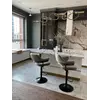 Widok lampy z poziomu podłogi, ukazujący jej nowoczesny styl. Ekspozycja w salonie od Primavera Home.