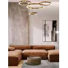 Perspektywiczny widok lampy glamour led okrągłej z połyskiem ring regulowana w loftowym wnętrzu. Ekspozycja w salonie od Primavera Home.