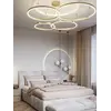 Lampa glamour led okrągła z połyskiem ring regulowana w pobliżu okna. Aranżacja nowoczesnego wnętrza od Primavera Home.