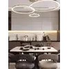 Zbliżenie na neutralne światło lampy glamour led okrągłej z połyskiem ring regulowana. Meble na zamówienie od Primavera Home.