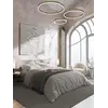 Lampy glamour led okrągłe z połyskiem ring regulowana w aranżacji nowoczesnego wnętrza. Oświetlenie na zamówienie od Primavera Home.