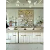 Zbliżenie na detale wykończenia lampy glamour led okrągłej z połyskiem ring regulowana, nowoczesna, loft do salonu złota GALASSIA od Primavera Home.