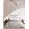 Lampa glamour led okrągła z połyskiem ring regulowana w stylizacji sypialni. Meble na zamówienie od Primavera Home.