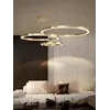 Lampa glamour led okrągła z połyskiem ring regulowana w galerii sztuki. Ekspozycja w salonie od Primavera Home.