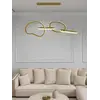 Lampa Złota Nowoczesna Nad Stół przedstawiona z boku. Ekskluzywne oświetlenie od Primavera Home.