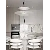 Zbliżenie do źródła światła w designerskiej lampie wiszącej Plater Czarna Nowoczesna Premium od Primavera Home.