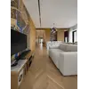 Luksusowa nowoczesna sofa rozkładana do salonu MODERNO w aranżacji z dodatkami. Ekspozycja w salonie od Primavera Home.