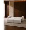 Luksusowa nowoczesna sofa rozkładana do salonu MODERNO z naciskiem na poduszki, podkreślające jej komfort. Detal wykończenia od Primavera Home.