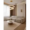 Luksusowa nowoczesna sofa rozkładana do salonu MODERNO widoczna w perspektywie, podkreślająca jej elegancję. Ekspozycja w salonie od Primavera Home.
