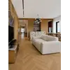 Luksusowa nowoczesna sofa rozkładana do salonu MODERNO w zbliżeniu, eksponująca miękkość materiału. Meble na zamówienie od Primavera Home.