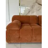 Aranżacja z roślinami przy designerskim narożniku modułowym boucle NICEA w nowoczesnym stylu. Meble na zamówienie od Primavera Home.