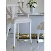Hoker Glamour PALACE Beżowy Biały widoczny w perspektywie, tworzący elegancką kompozycję wnętrza. Detal wykończenia od Primavera Home.