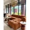 Designerski narożnik modułowy boucle NICEA w ujęciu z przodu. Oświetlenie na zamówienie od Primavera Home.