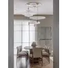 Żyrandol Plater w jasnym otoczeniu z nowoczesnym krzesłem. Ekspozycja w salonie od Primavera Home.