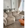 Zbliżenie na tkaninę sofy, ilustrujące wysoką jakość materiałów. Detal wykończenia od Primavera Home.