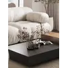 Widok dwuosobowy na designerski narożnik modułowy boucle NICEA w przestronnej aranżacji. Meble na zamówienie od Primavera Home.