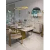 Owalny Żyrandol Kryształowy Eclipse Złoty – Luksusowa Lampa Liniowa nad Stół widok na sufit, ukazujący jego elegancki charakter w ofercie Primavera Home.