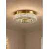 Lampa prezentowana w showroomie, podkreślająca luksusowy charakter wnętrza od Primavera Home.