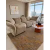 Sofa designerska Lilia w aranżacji nowoczesnego wnętrza, która przyciąga wzrok. Ekspozycja w salonie od Primavera Home.