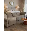 Sofa w komplecie z innymi meblami, tworząc spójną przestrzeń. Aranżacja nowoczesnego wnętrza od Primavera Home.