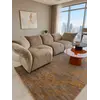 Sofa designerska Lilia uchwycona z boku, co podkreśla stylowe proporcje. Meble na zamówienie od Primavera Home.