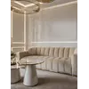 Sofa LONDON Beżowa w jednoosobowej aranżacji, idealna do mniejszych przestrzeni. Meble na zamówienie od Primavera Home.