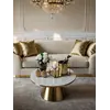 Sofa Beżowa Glamour Aksamitna FLORENCE Złote Nogi w otoczeniu roślin, tworząca przytulną atmosferę. Aranżacja nowoczesnego wnętrza od Primavera Home.