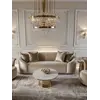 Widok w detalach sofy Beżowa Glamour Aksamitna FLORENCE Złote Nogi, akcentujący jej luksusowy styl. Ekspozycja w salonie od Primavera Home.