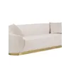 Bliższy widok sofy Beżowa Glamour Aksamitna FLORENCE Złote Nogi, ukazujący jej elegancję i komfort. Ekspozycja w salonie od Primavera Home.