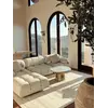 Aranżacja z innymi meblami w otoczeniu designerskiego narożnika modułowego boucle NICEA. Meble na zamówienie od Primavera Home.